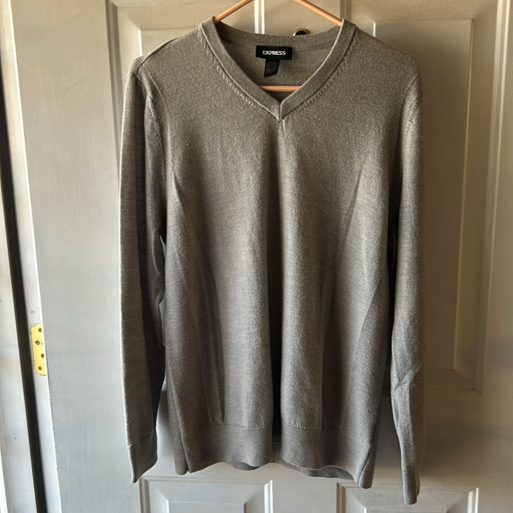 Express Men’s 100% Merino wool long sleeve sweater in light gray size large.